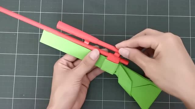 教你折纸好玩的awm玩具纸枪有了它就能在家里玩射击游戏啦