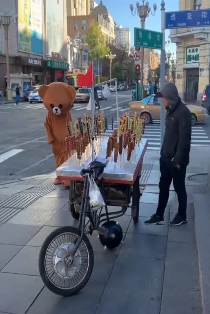 熊当街抢冰糖葫芦,这人连摊都不要了直追熊,网友:快跑!