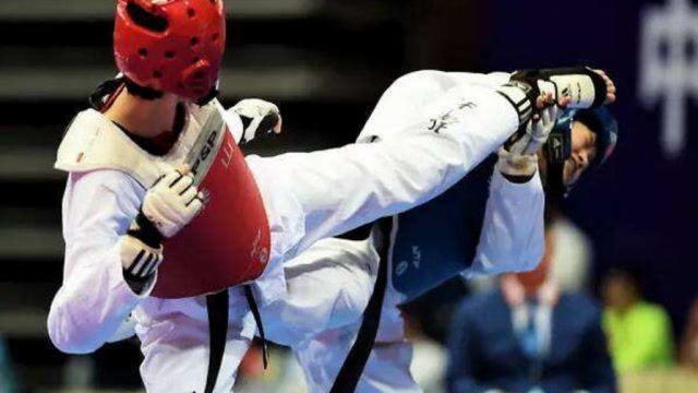 空中360度旋转踢 外国功夫达人狂虐人形靶