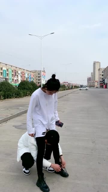 这就是爱情吗让男友系鞋带却骑在头上真正爱一个男孩不会让他没有自尊