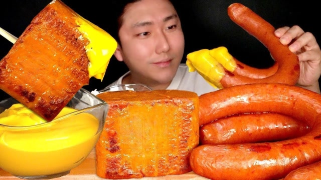 韩国吃货小哥,吃u型香肠 烤午餐肉,蘸点酱,大口大口地吃,过瘾
