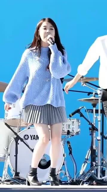 iu李知恩的伴舞都下去了又被iu叫上来,这表情太搞笑了