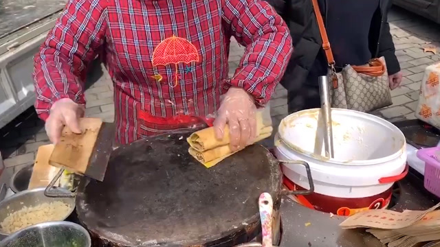煎饼果子复工一上午卖出百套,西安阿姨称:做了核酸检测才出来