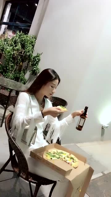 偶遇美女在吃饭,超好看