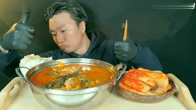 韩国吃货大叔,吃泡菜炖骨头,搭配白米饭,大口大口地吃,真馋人