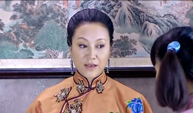 大宅院的女人香菱被糟蹋却不知道是谁太太揣着明白装糊涂