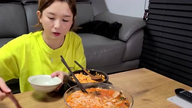 大胃王hamzy吃辣白菜石锅鱼籽饭,生鱼片凉汤,太过瘾了