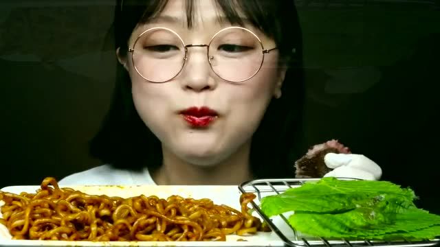 韩国女吃播大胃王吃牛排,炸酱面,大口大口地吃,吃得太过瘾了