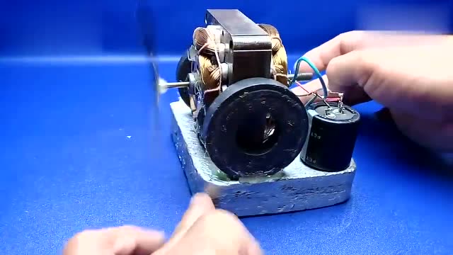 做个趣味小实验,用磁铁做能量源,把风扇做成一个永动机