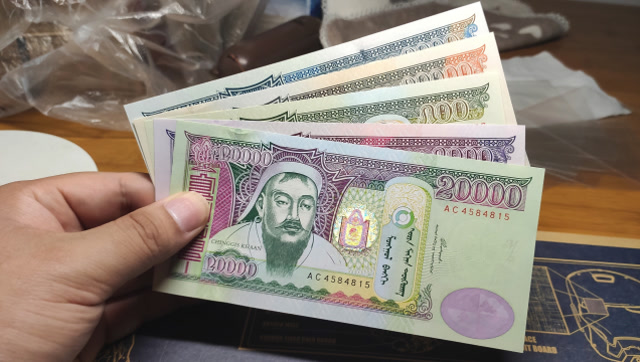 收藏了一套蒙古的钞票,最高面额20000才值人民币50元!
