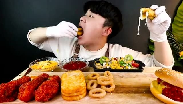 国外吃播大胃王,小哥哥的食欲好旺盛!