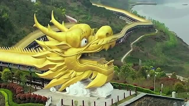 贵州山区有一条雄伟的长龙景点,长达999米,盘踞在乌江边上!