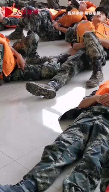 武警战士抗洪奋战一夜后席地而睡 画面让人太心疼