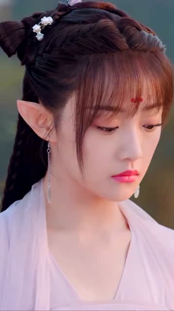 不笑的时候感觉是清冷女子,古装女神吴佳怡!