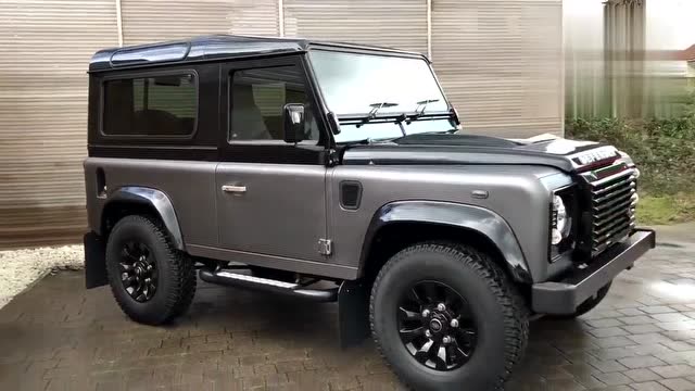 实拍两门版路虎卫士