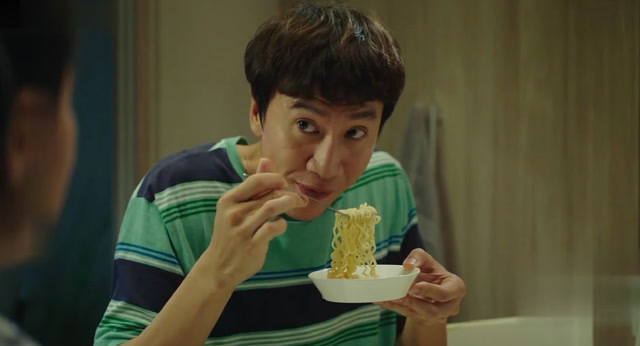 李光洙吃泡面这段看了八次,看一次笑一次,太搞笑,简直本色出演
