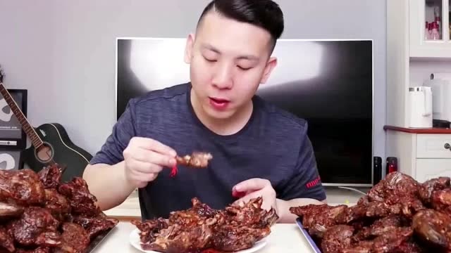 满足小伙伴愿望买100个香辣兔头,小浪哥最爱吃的美食,太过瘾了