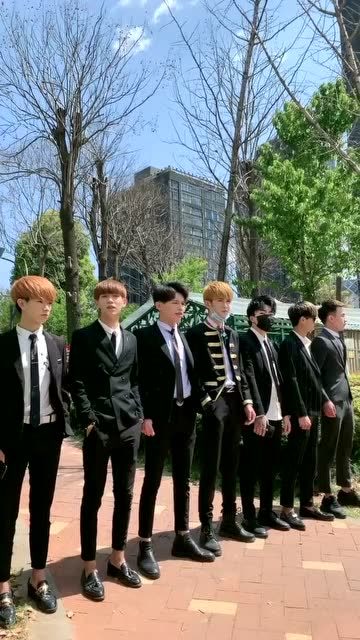 精神小伙挑战阴兵5兄弟