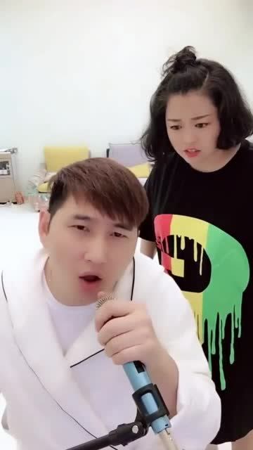 小黄飞老公在唱情歌,小黄飞误把歌词当真了