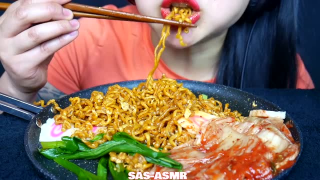 国外吃货微笑姐吃火鸡面泡菜葱鱼饼吃得太香了