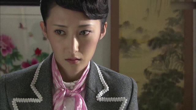 红狐:美女身份即将暴露,首长直接拿枪对着她的头,完蛋了