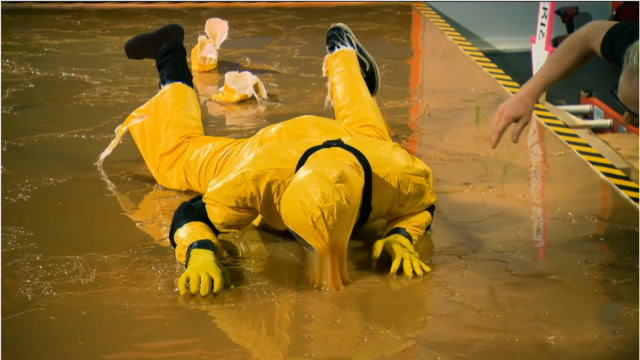 女子作死挑战世界强力胶水,光脚踩上去那一刻,肠子都悔青了