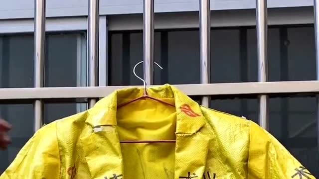 小伙用麻袋制作的服装,竟然穿在身上去市场,瞬间感觉高大上的穿搭!