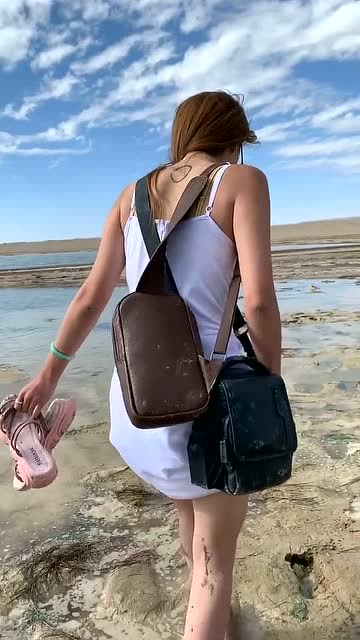 小姐姐脚陷沼泽地要不要去帮帮她