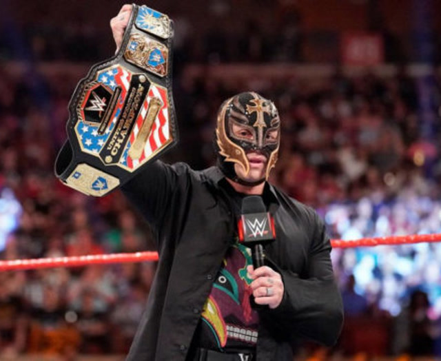 wwe雷尔喜获轻量级冠军,岂料大秀哥前来搞事情!