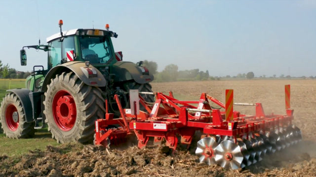 现代化耙田机真先进,这波耕作效率特别高,你看怎样