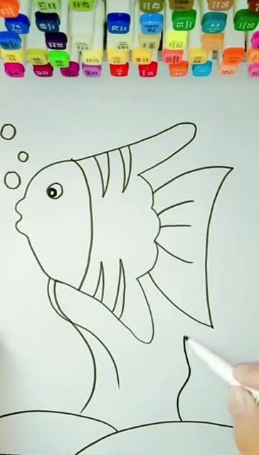 用手指来画金鱼,小朋友,你们学会了吗?