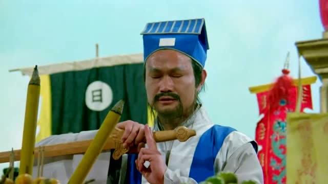 电影英叔设坛作法求雨结果符烧了咒也念了但老天不给面子雨没下来