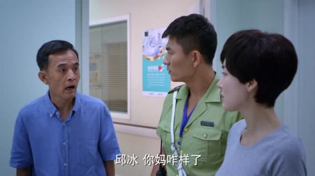 顾铭接女儿放学,没想到他偷偷跟在孩子后面,让她自己回家