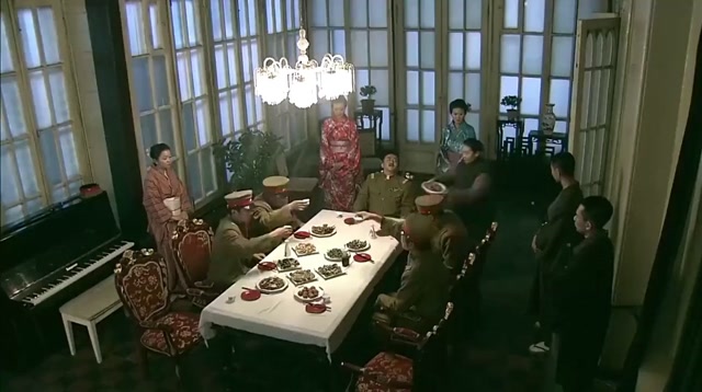 宋妈在日本鬼子饭菜里下毒,鬼子让她试菜,宋妈可真会演