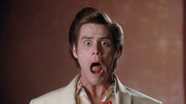 金凯瑞饰演疯癫宠物侦探,和鲨鱼生死相搏,救出一只500磅重的海豚