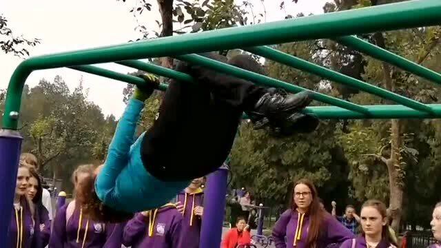 公园大妈倒挂金钩卷腹,这招把周围的老外都吓坏了,没练过的真玩不了!