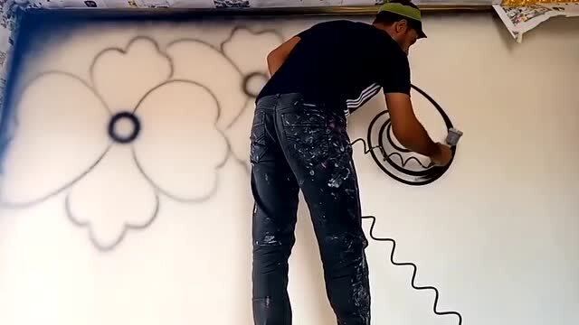 老外用喷枪绘画,动作行云流水,真不愧是老艺术家!