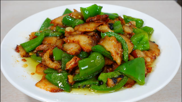 2块猪头肉2个菜椒,做成家常美味的青椒炒猪头肉,上桌就扫光