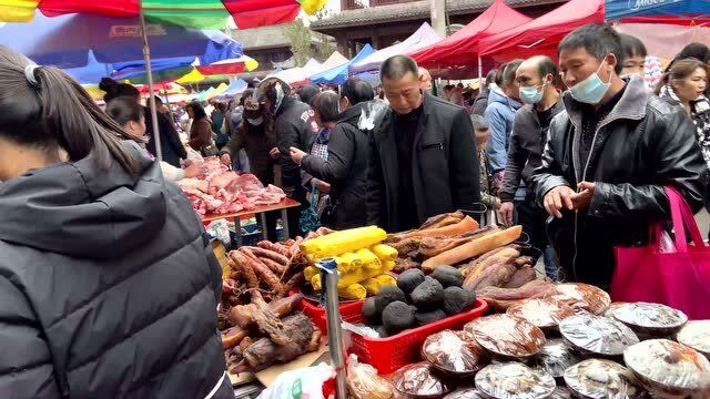 农村小伙赶集买年货,人山人海热闹多,有春节的气氛了