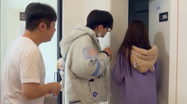 杨超越翟潇闻花式叫醒服务互相甩锅好幼稚