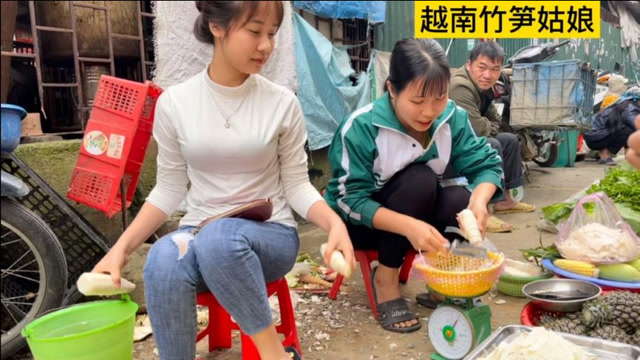 越南卖竹笋的姑娘很懂事,从小就帮父母分担家务,主要还长得很漂亮!