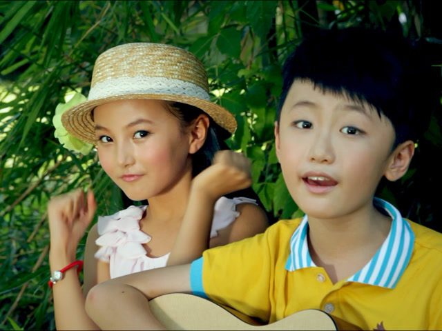 牛欣欣 周张弛-挂满星星的夜空 mv