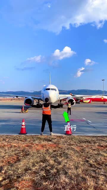 飞机进入机位机务指挥飞机抹脖子看完你就全明白了