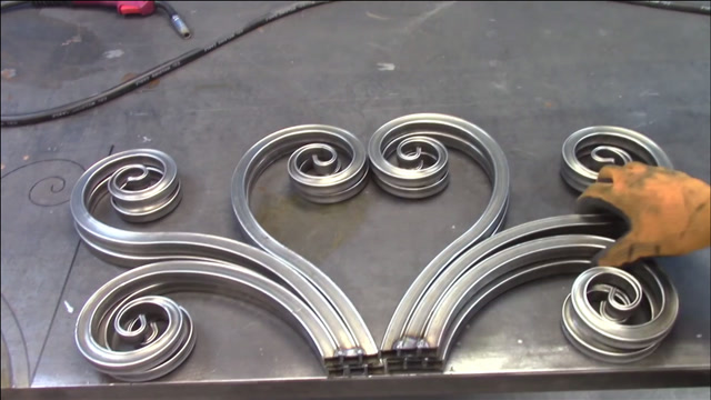 师傅好技术,用方管焊接一张铁艺床,结实耐用