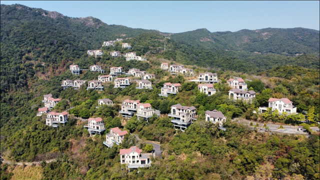 航拍深圳华侨城,山顶发现50栋别墅群,空空荡荡一个人都没有?