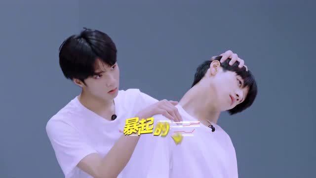 刘耀文咬朱志鑫的脖子,小朱被文哥逗笑了,爆米花:文文好可爱!