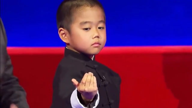 日本人多崇拜李小龙?日本小孩7岁练一身肌肉,现场模仿猛龙过江