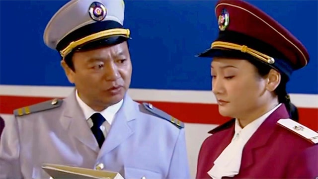 惊天东方号:洋妞运铝制棺材,空姐手摸一下,立马感觉到不对劲