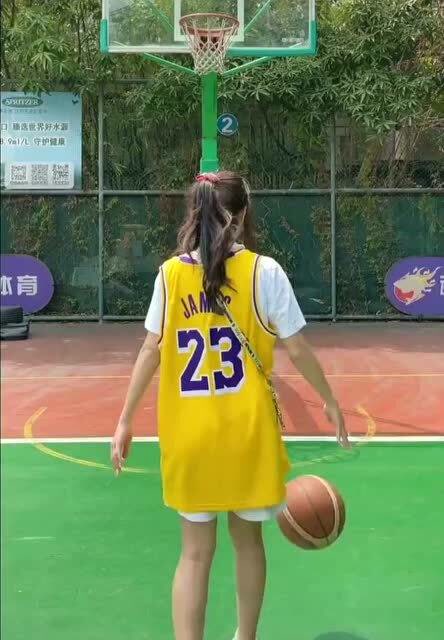 全国女生投篮的通用姿势,你是这样吗