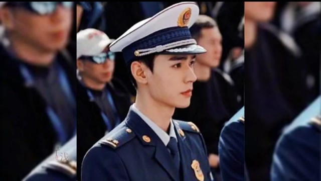 有多少人是因为龚俊这张图入坑的,果然男人穿上军装最帅了!